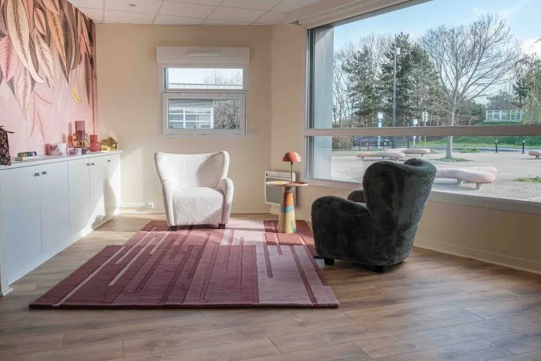 Le salon d’accueil du centre ÕRA