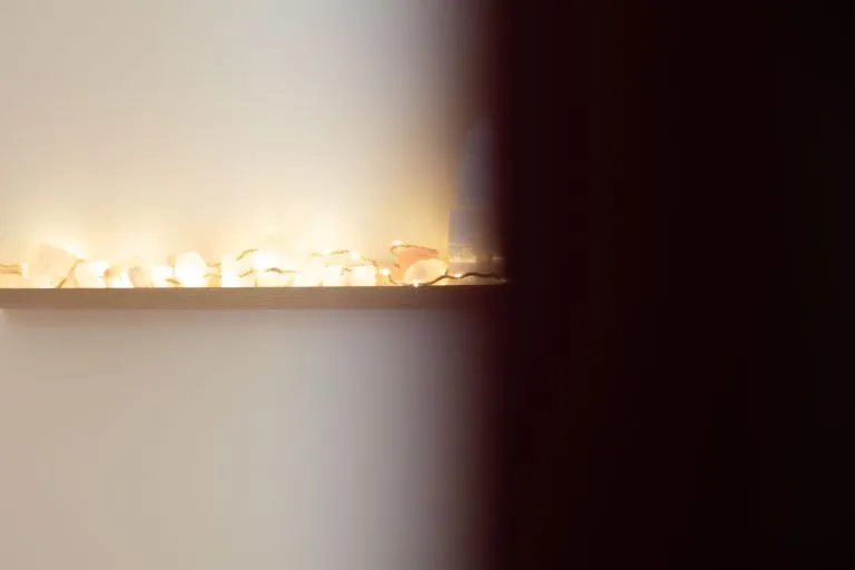 Lumière tamisée sur un mur du centre ÕRA