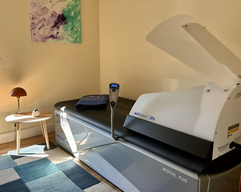 Le lit hydromassant du centre ÕRA, capot ouvert