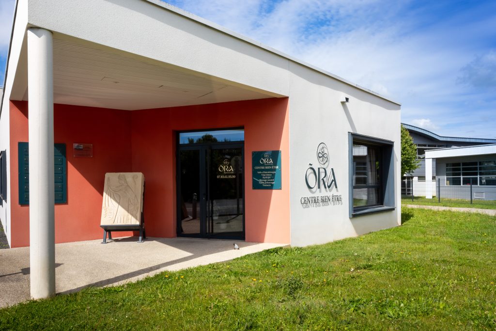Façade et entrée du centre de bien-être ORA à Ifs